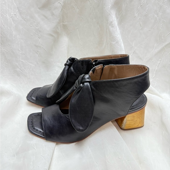 Bernardo Luna Black Leather Knot Peep Toe Sandals Block Heel Boho Size 7 - Picture 2 of 10
